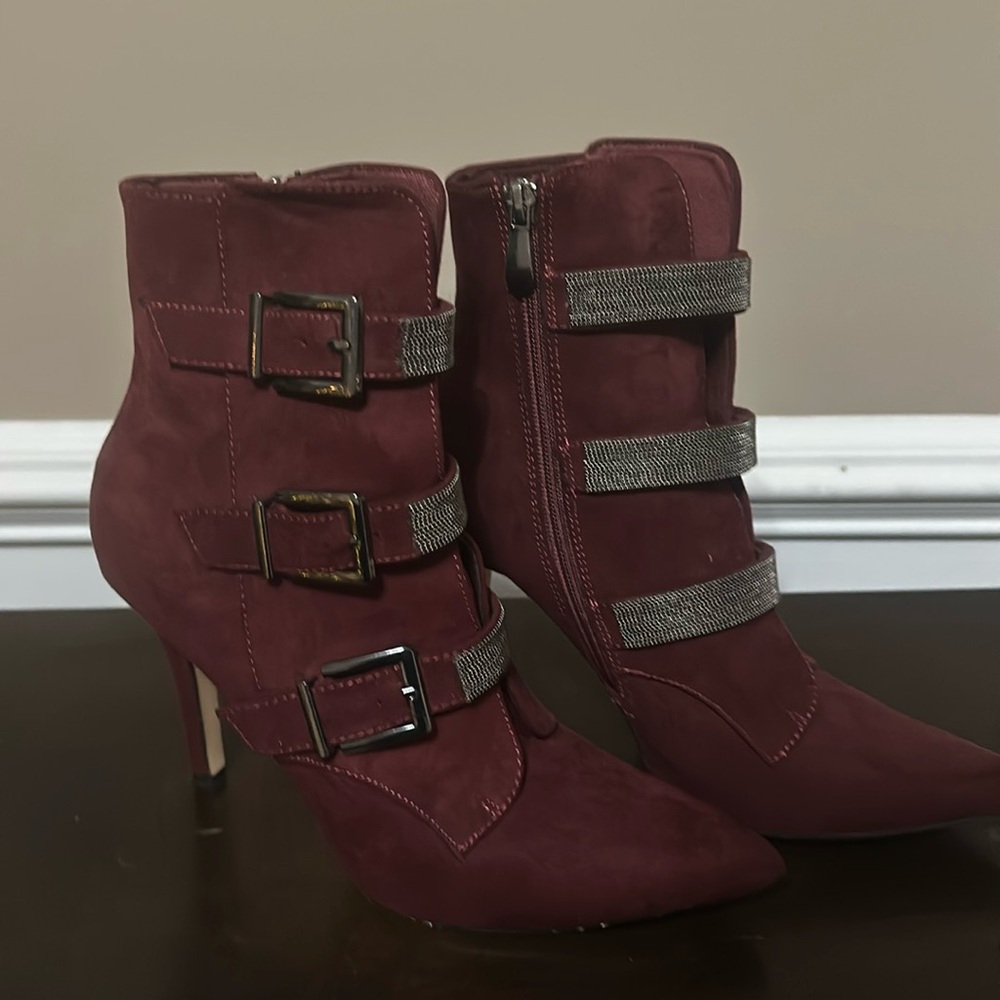 Venus brand size 9 ankle bootie’s with buckle belt. Zip on size. Good condition